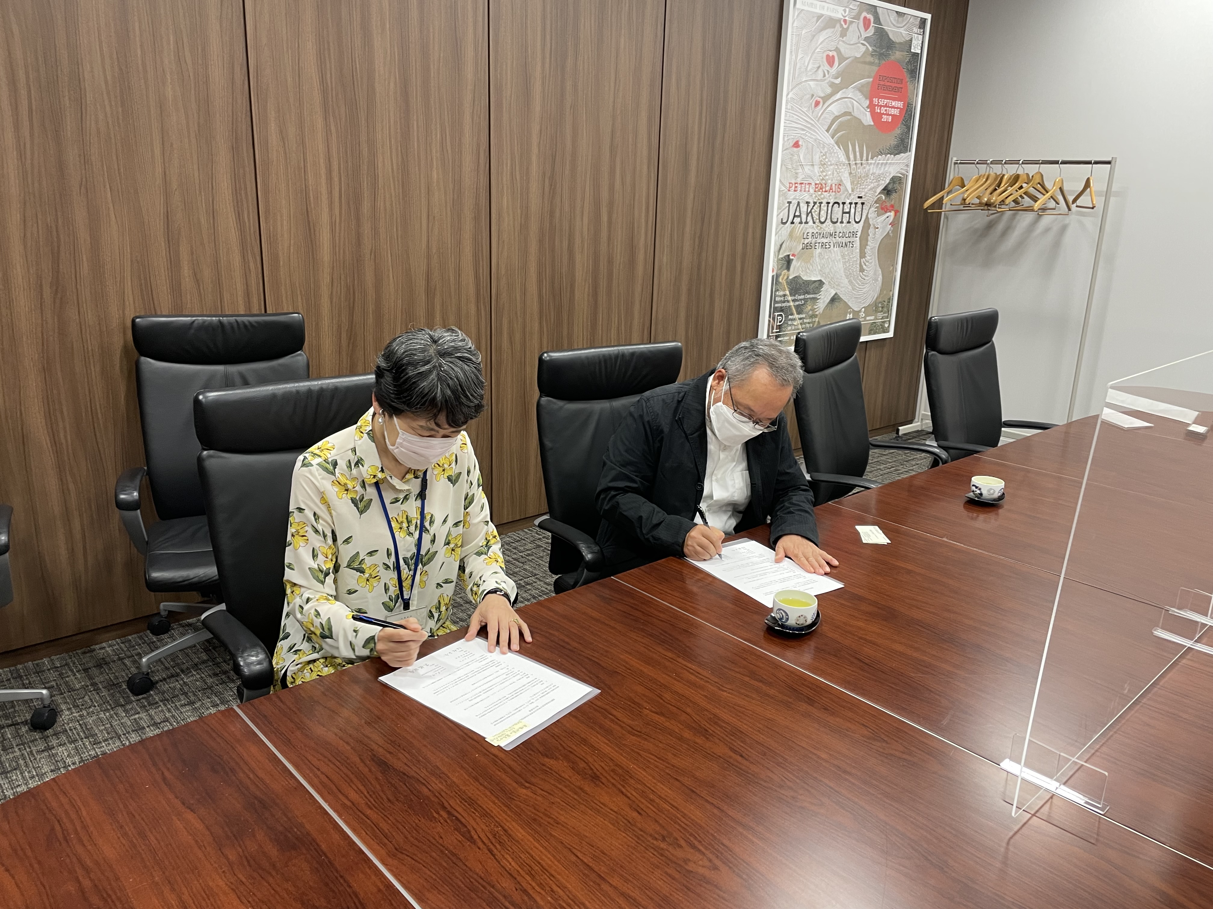 Signing MoU (1) (Director Takahashi on right side) 